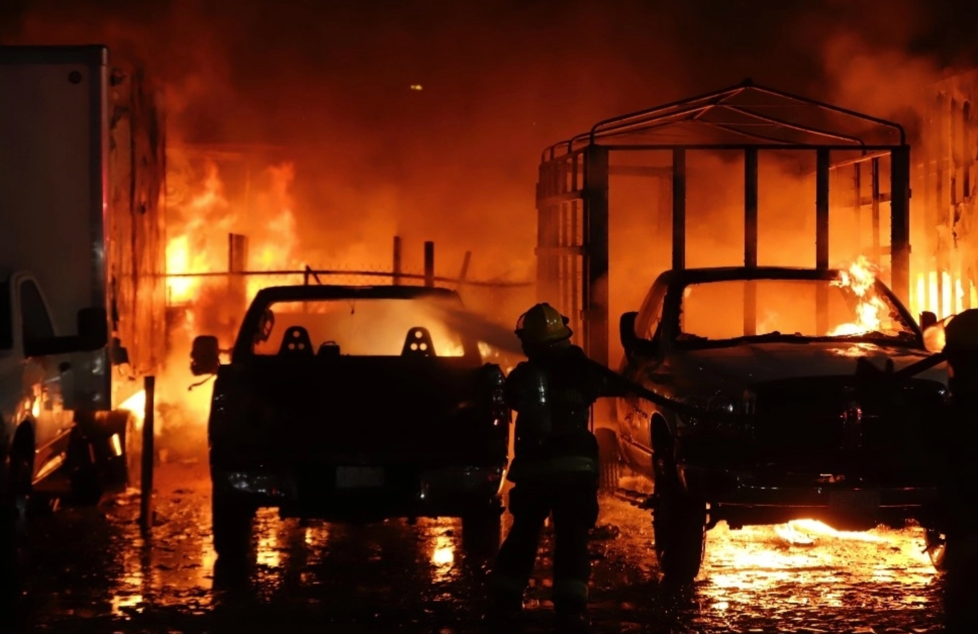 Se incendia pensión vehicular en Guadalajara, Jalisco
